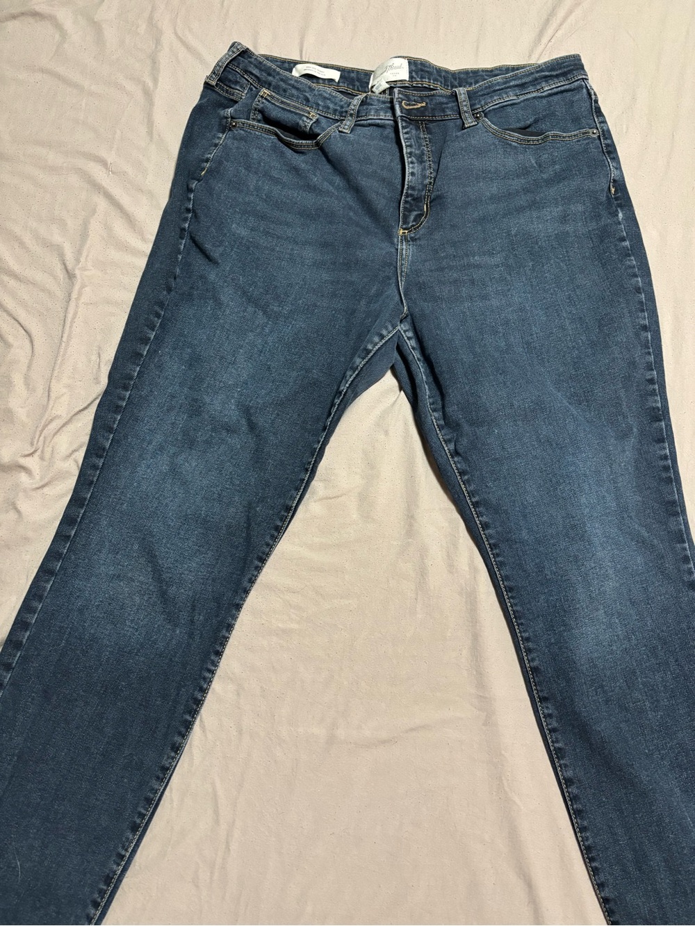 Universal Thread Women’s Skinny Jeans in Dark Blue Wash